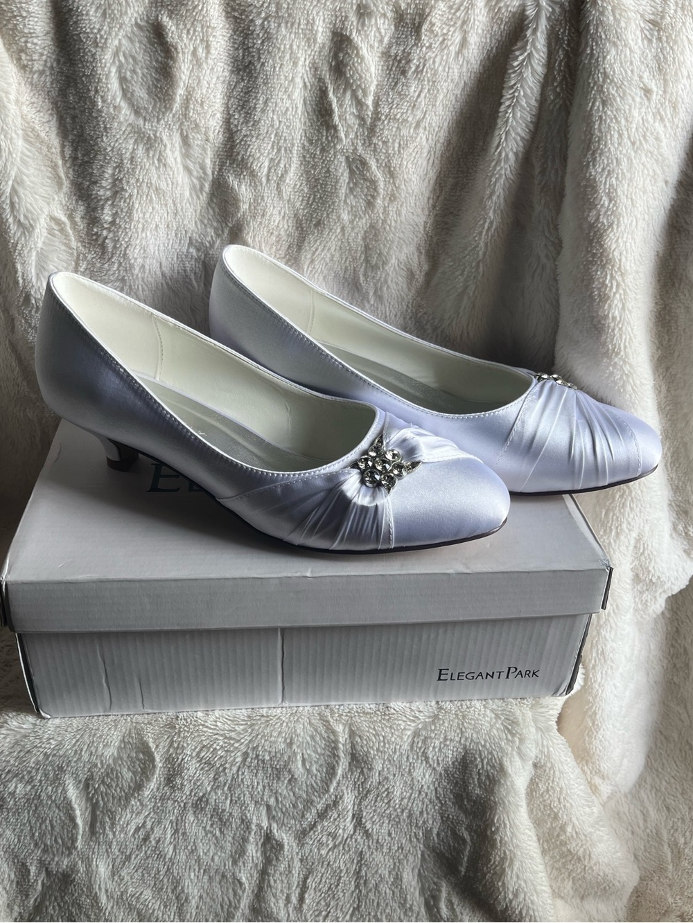 ♥️ Women's White Satin Low Heel Dress
Shoes with Rhinestone Buckle Size 8 NIB